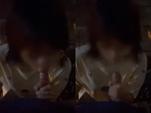 Cởi quần bắt em gái kính cận liếm cu